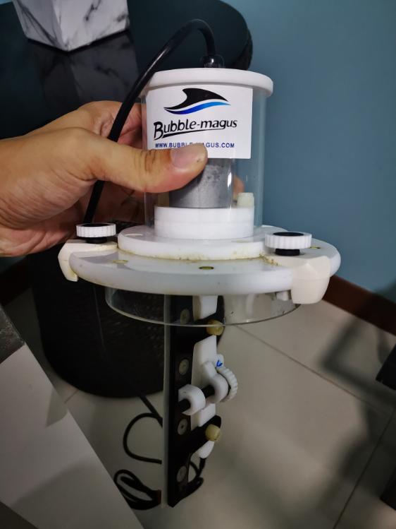 Automatic skimmer neck cleaner suitable for 15cm diameter skimmer cup